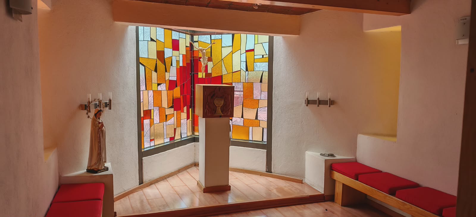 Capilla con vitral del Santísimo