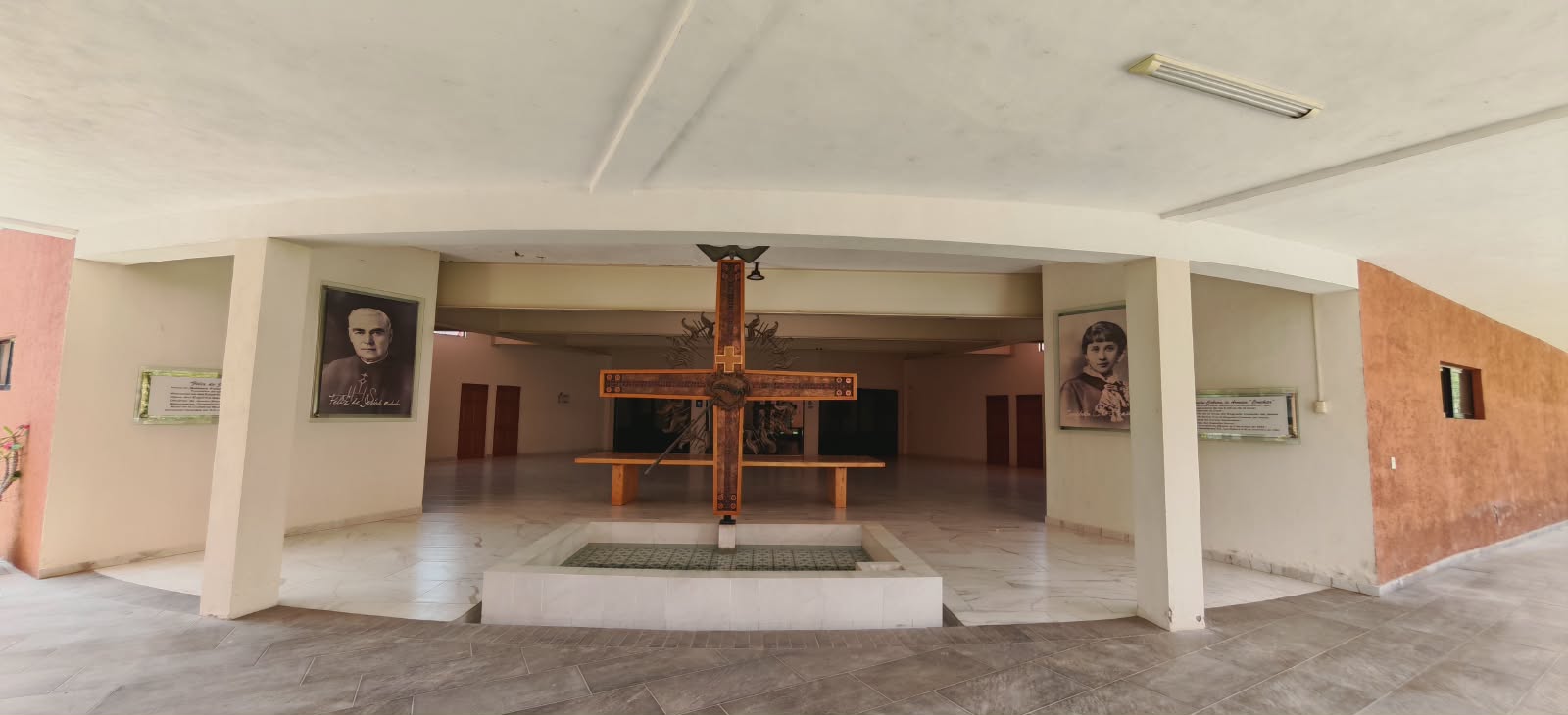 Cruz central con los retratos de Conchita Cabrera y el P. Félix de Jesús