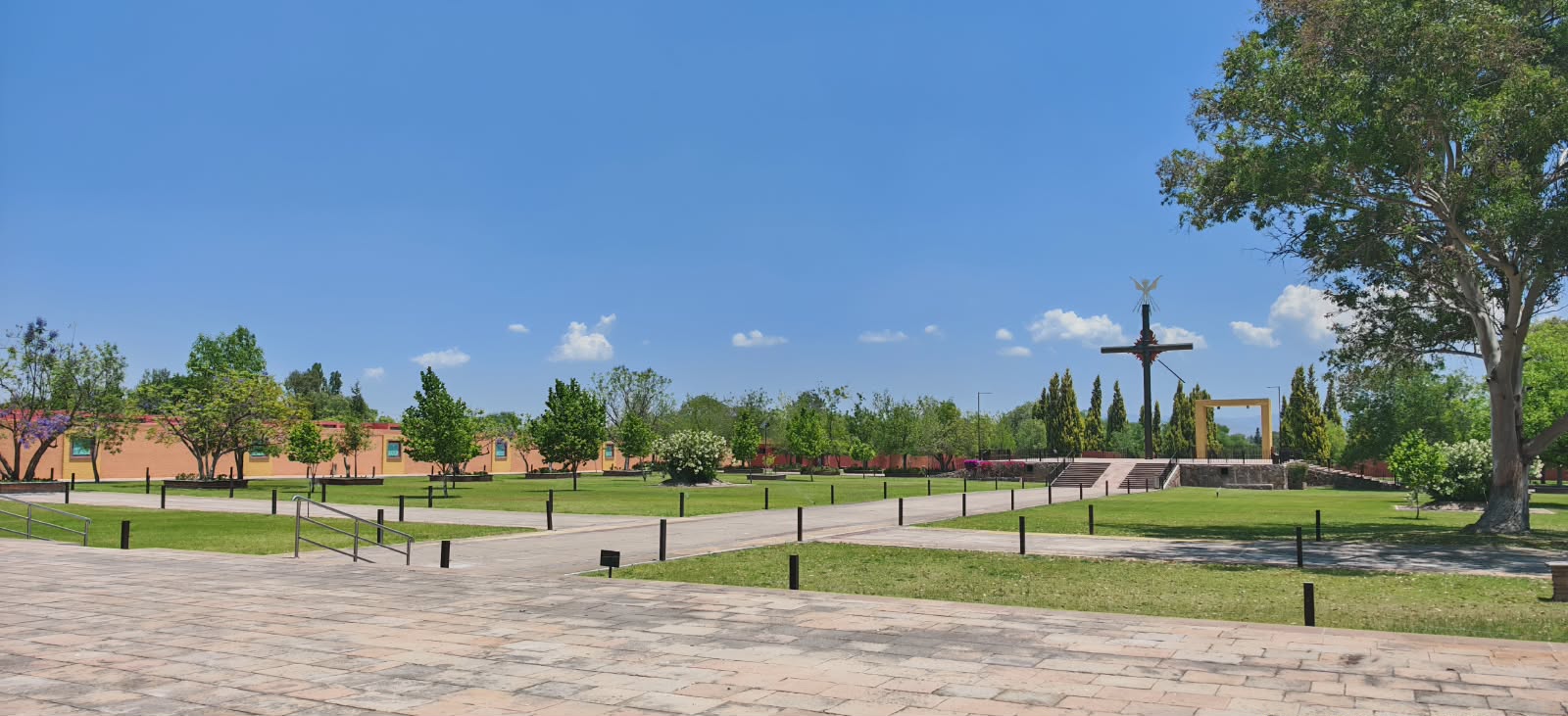 Explanada exterior con el monumento a la Cruz